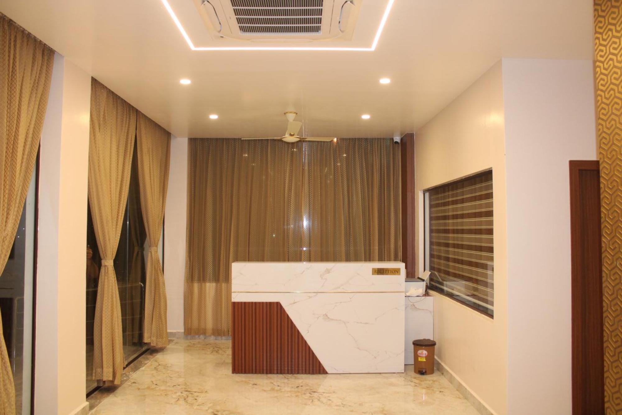 Uj Pallazzio - Business Class Luxury Hotel Tiruvannāmalai エクステリア 写真
