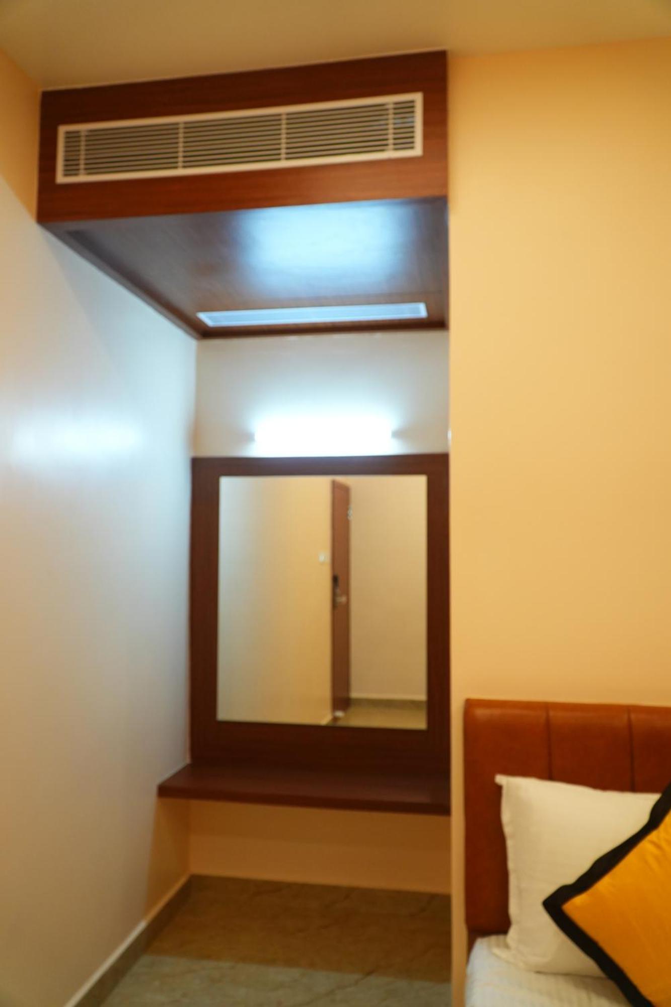 Uj Pallazzio - Business Class Luxury Hotel Tiruvannāmalai エクステリア 写真